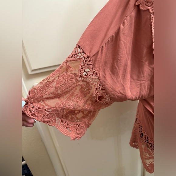 Pink lace top, flowy lace sleeves. Size medium - Picture 2 of 4